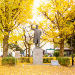 真っ黄色の紅葉の中心にある『野口英世像』は、なぜ上野に？