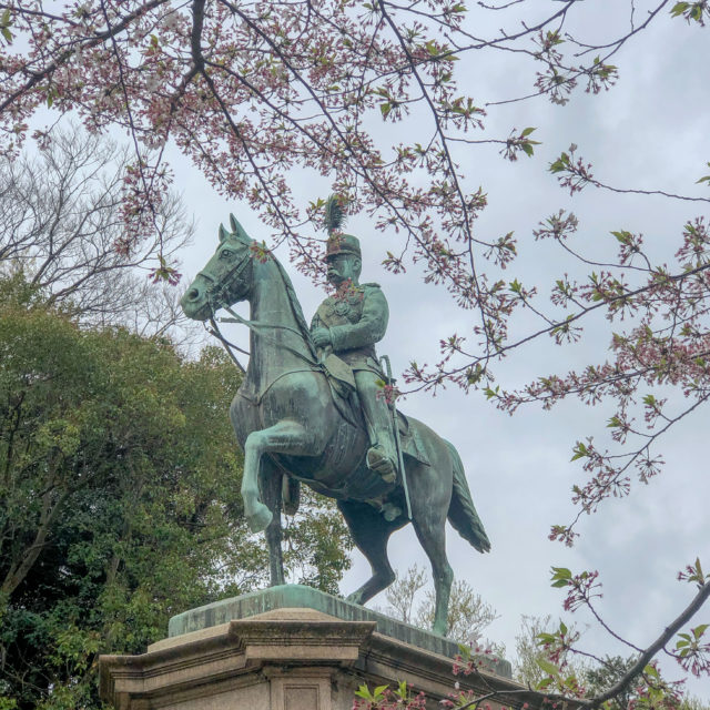 小松宮彰仁親王像と桜